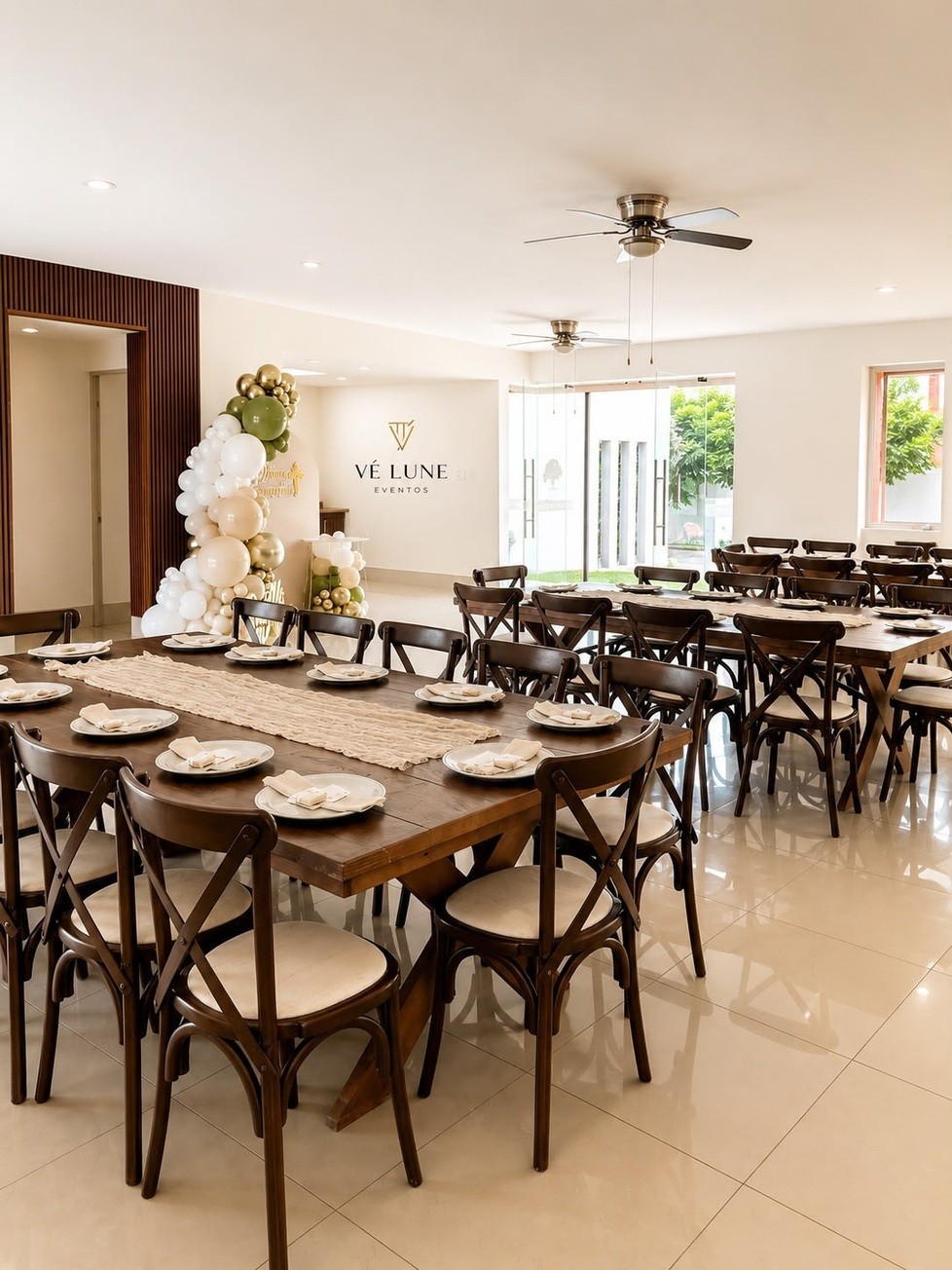 Salón Vé Lune montado con mesas y sillas Crossback