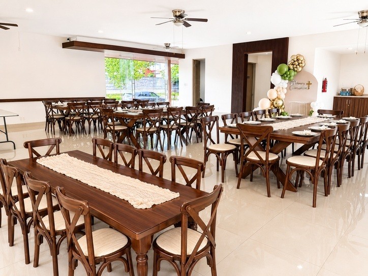 Mesa rectangular de madera con sillas Crossback